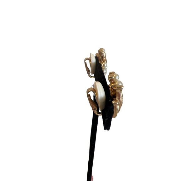 Crown Trifari Vintage Brushed Gold Tone Leaf Motif Clip-on Earrings Faux Pearls - Picture 8 of 11